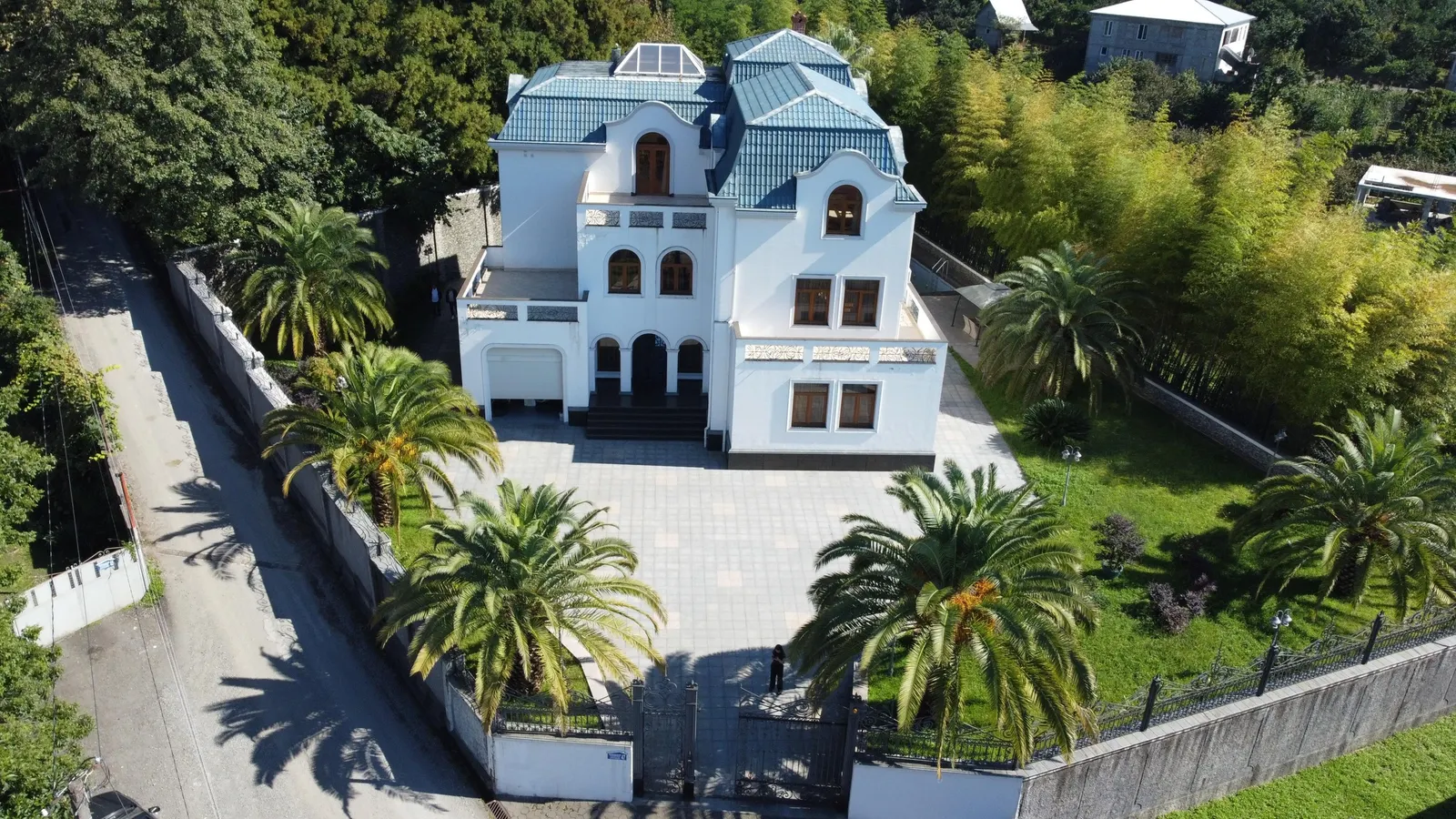 House, 10-room, 900 m²