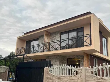 House, 5-room, 200 m²
