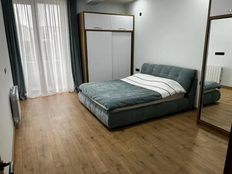 Дом, 5-комн., 200 м²