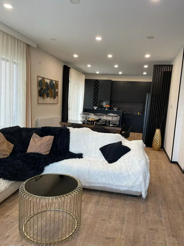 House, 5-room, 300 m²