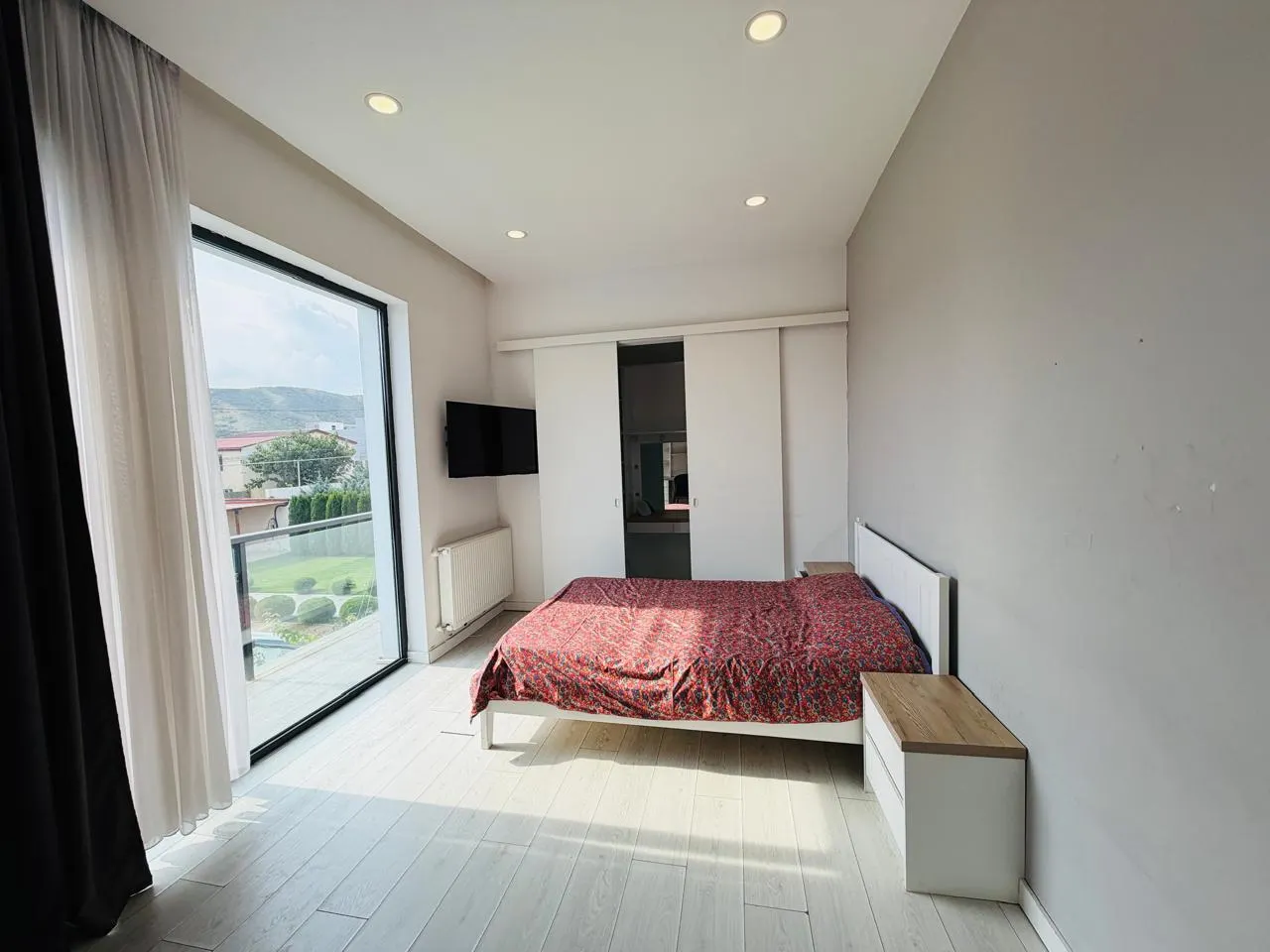 House, 5-room, 250 m²