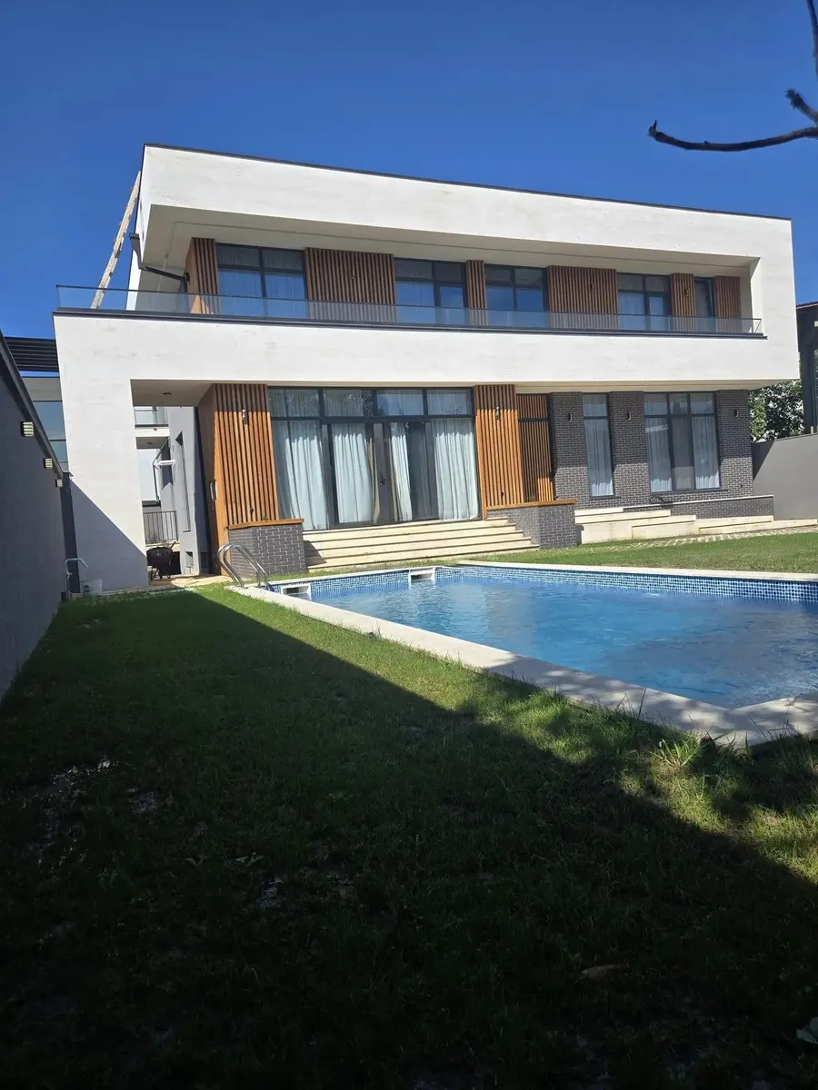 House, 10-room, 600 m²