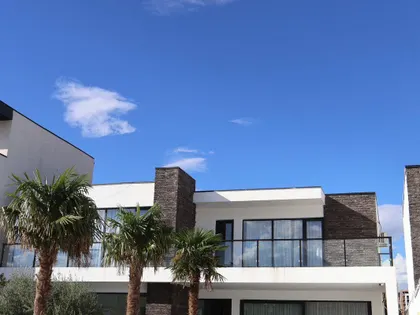 House, 5-room, 300 m²