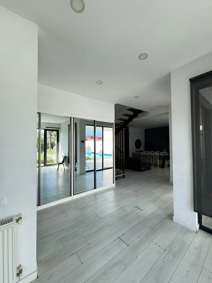 House, 5-room, 300 m²