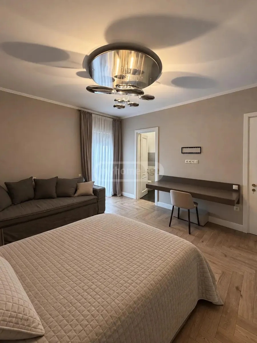 Дом, 5-комн., 600 м²