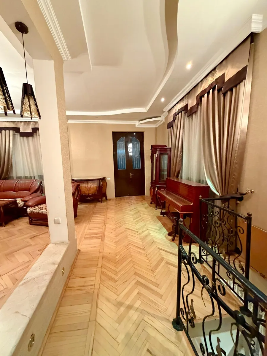 Дом, 7-комн., 370 м²