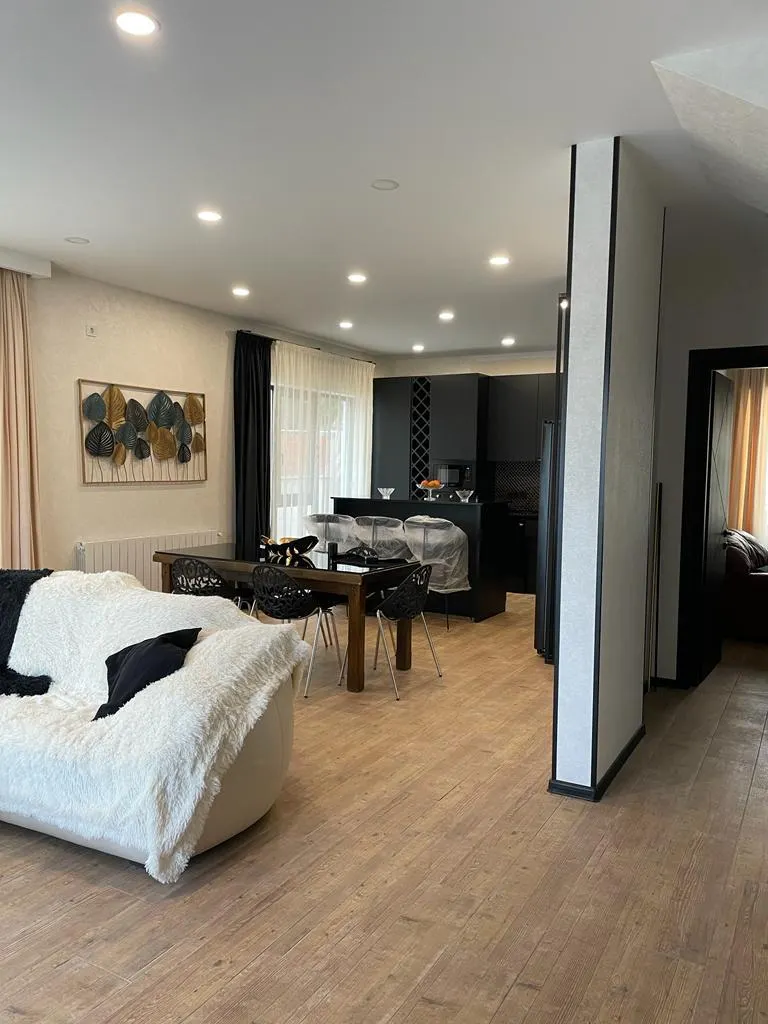 House, 5-room, 300 m²