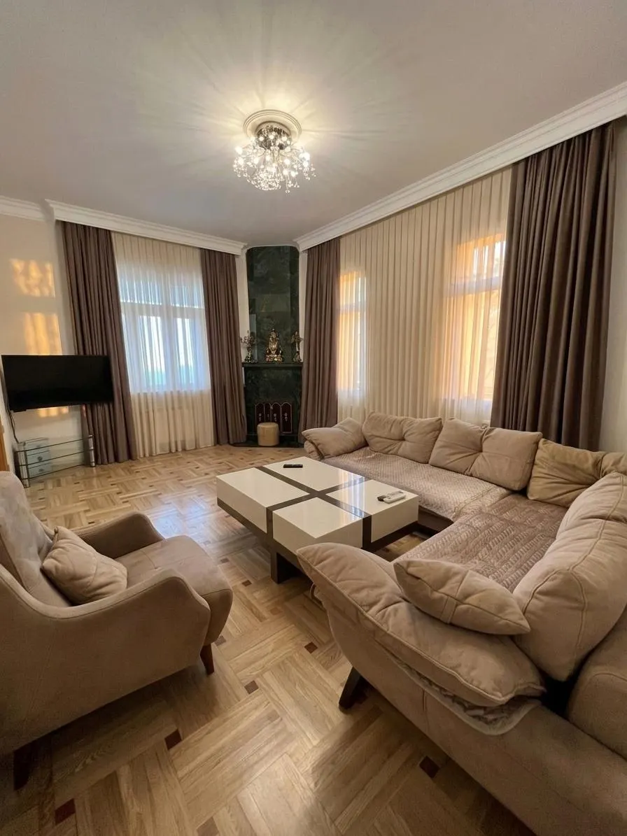 Дом, 8-комн., 350 м²