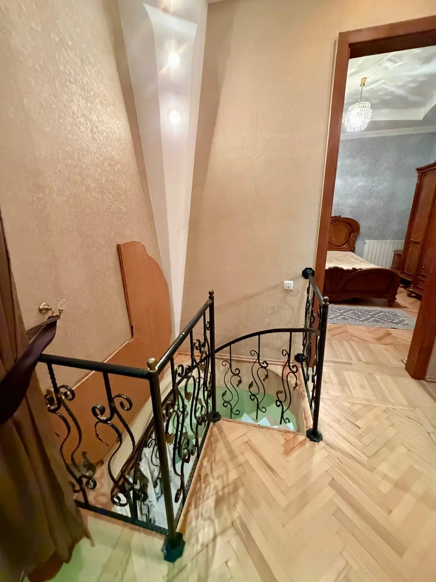 Дом, 7-комн., 370 м²