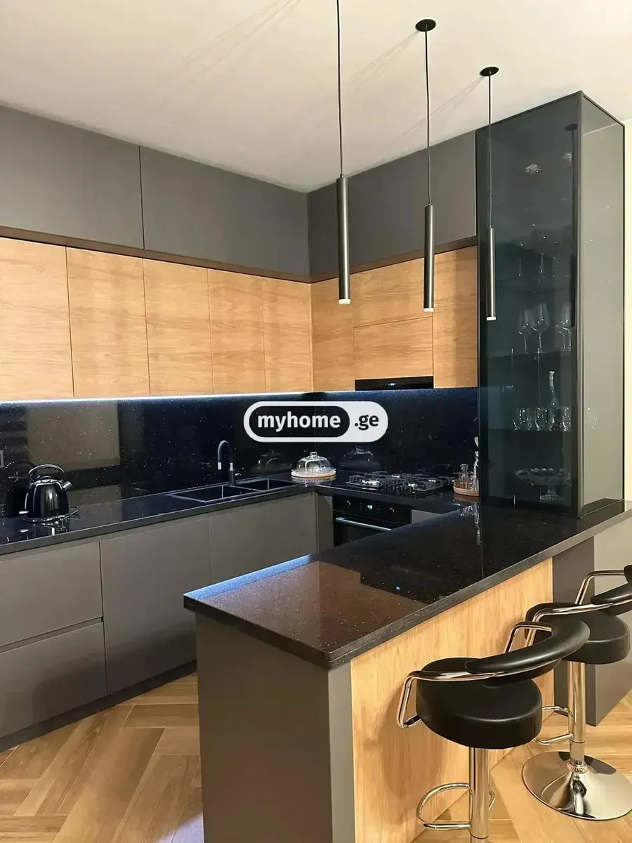 House, 5-room, 200 m²