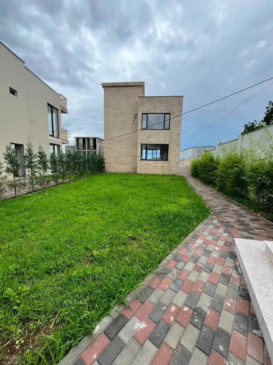 House, 4-room, 350 m²