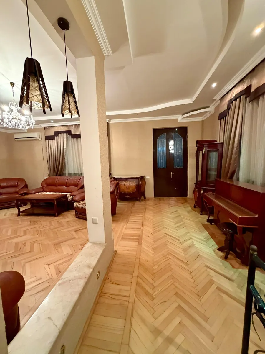 Дом, 7-комн., 370 м²