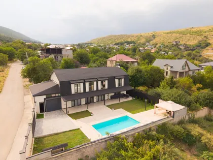 House, 5-room, 300 m²
