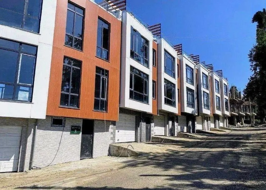 House, 3-room, 240 m²