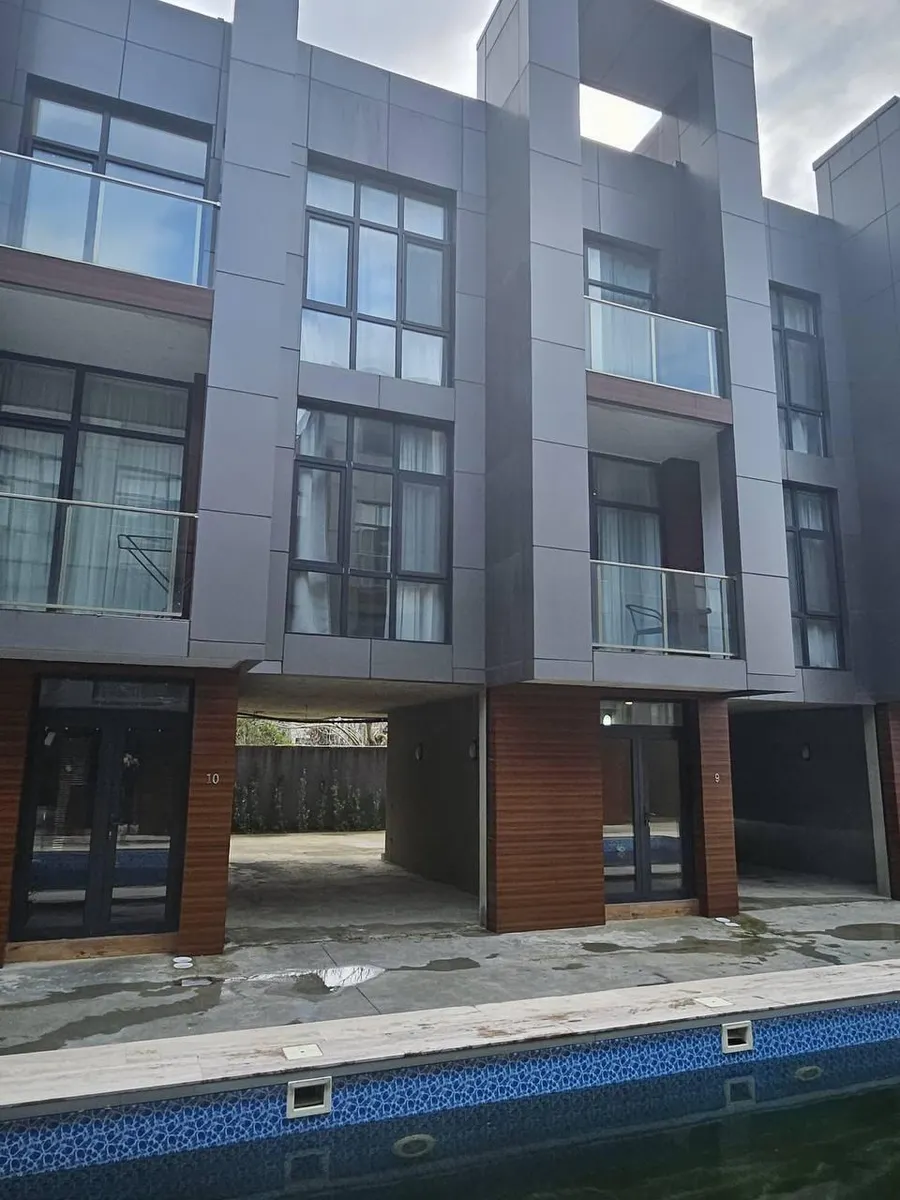House, 4-room, 220 m²