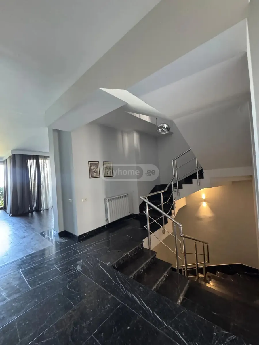 House, 5-room, 588 m²