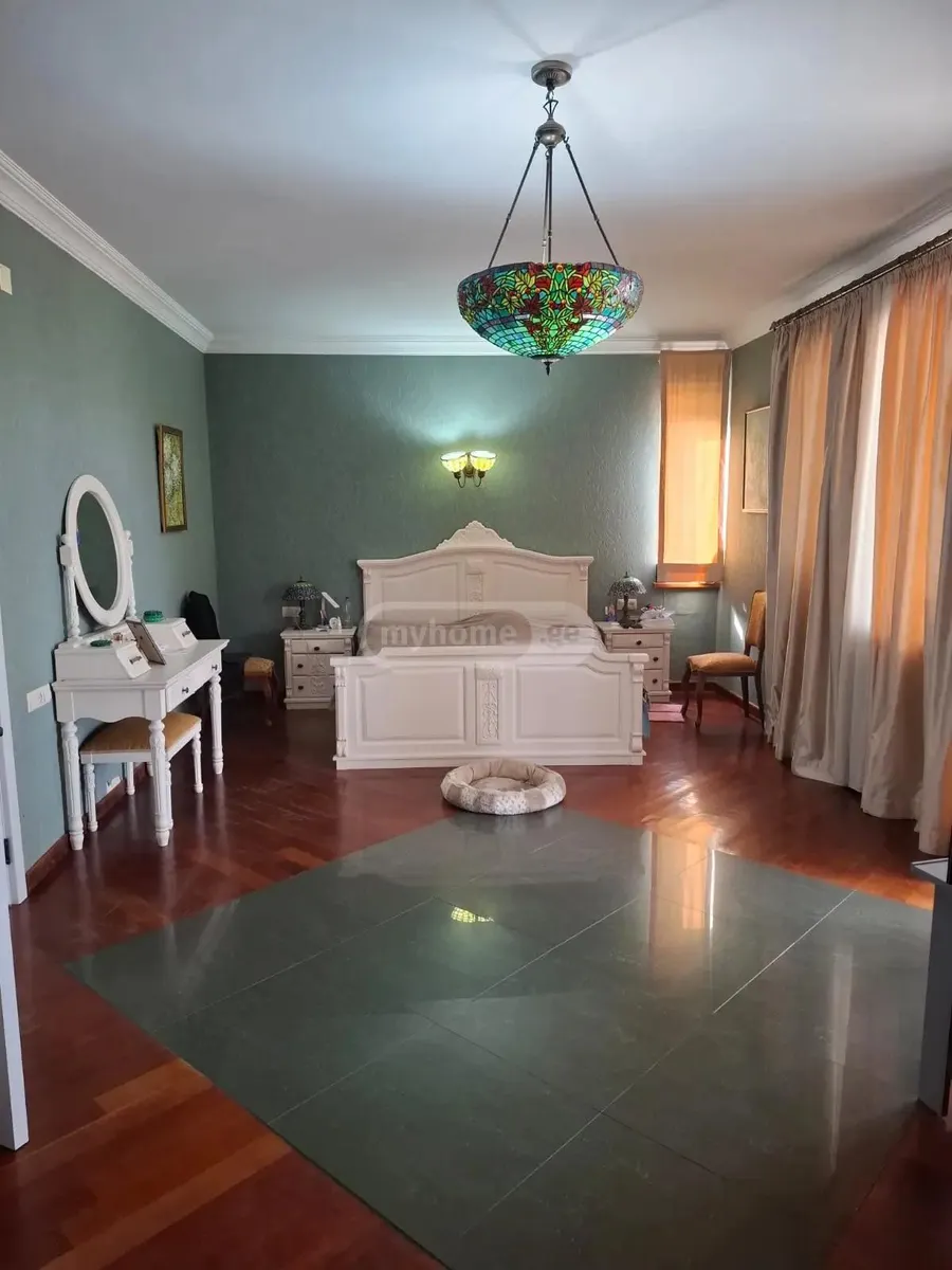 Дом, 5-комн., 1000 м²