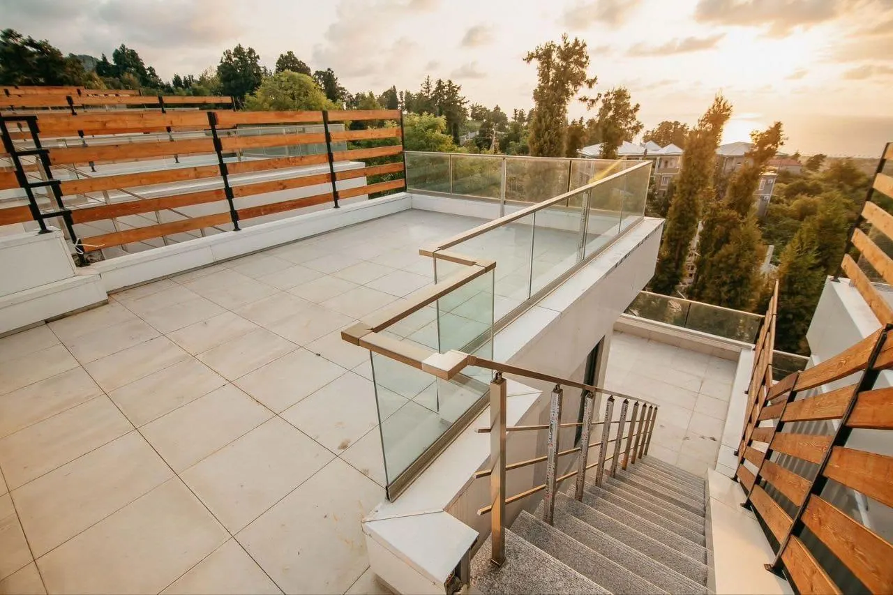 House, 3-room, 240 m²