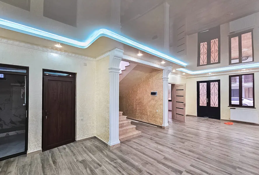 House, 5-room, 240 m²