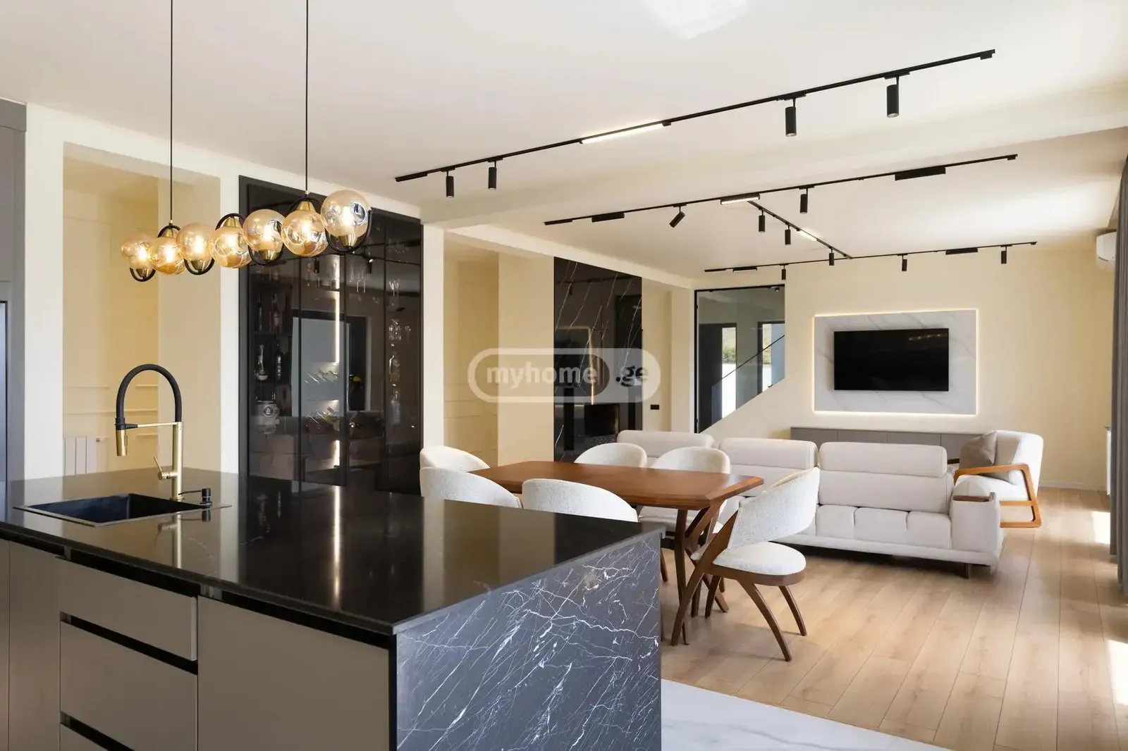 Дом, 5-комн., 385 м²