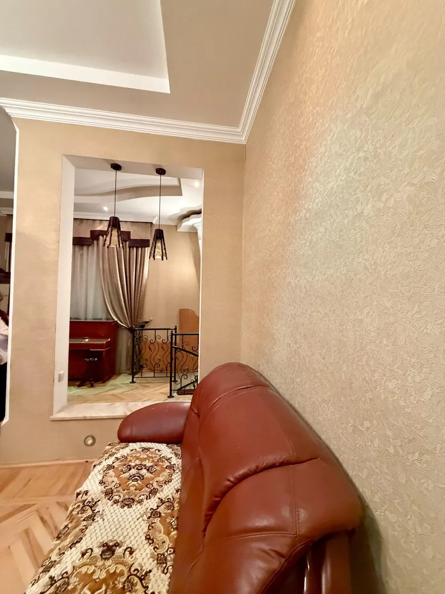 Дом, 7-комн., 370 м²