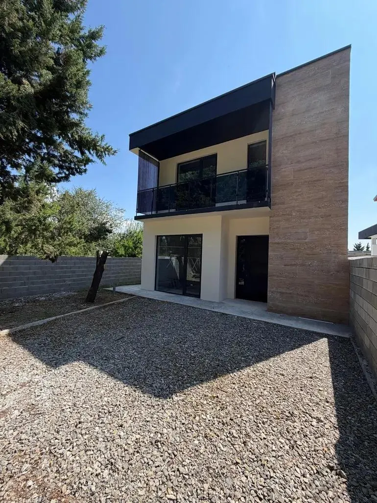 House, 5-room, 200 m²