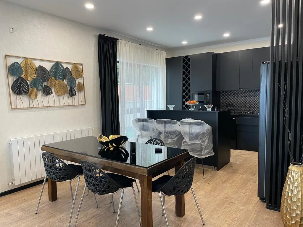 House, 5-room, 300 m²