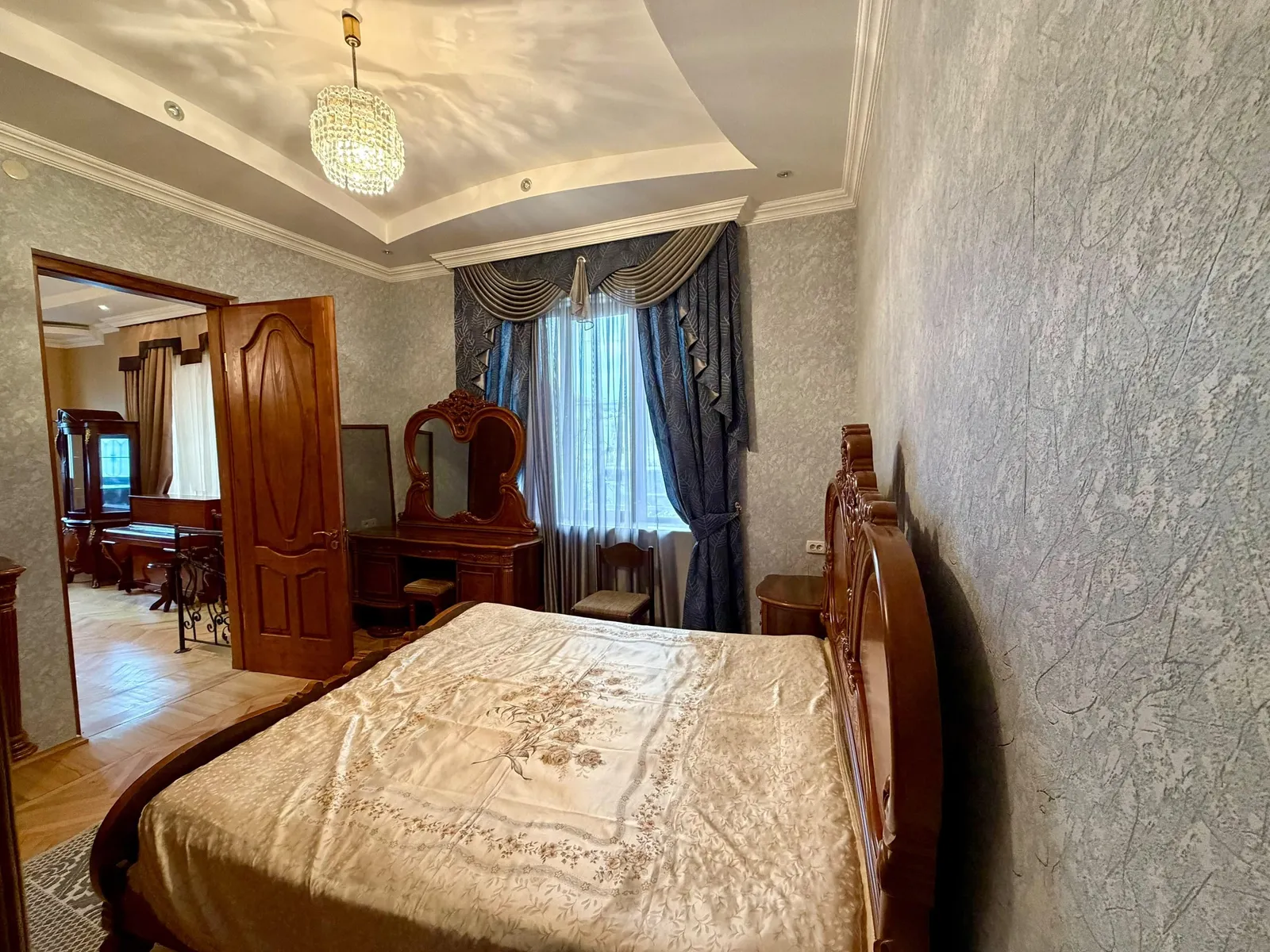 Дом, 7-комн., 370 м²