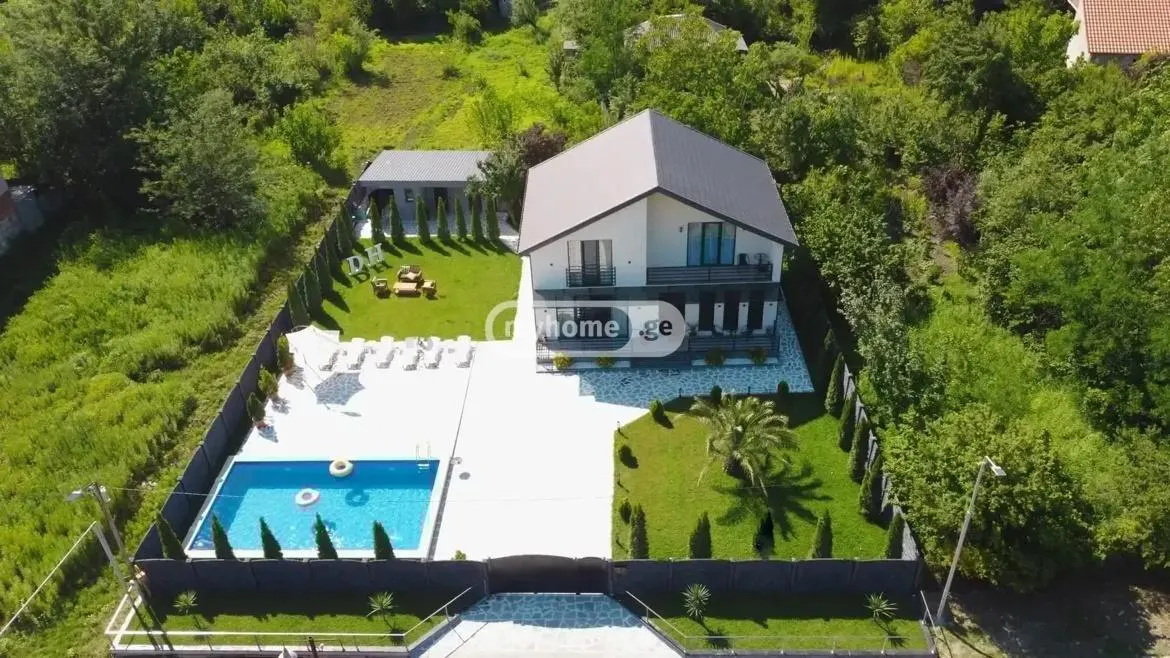 House, 5-room, 200 m²