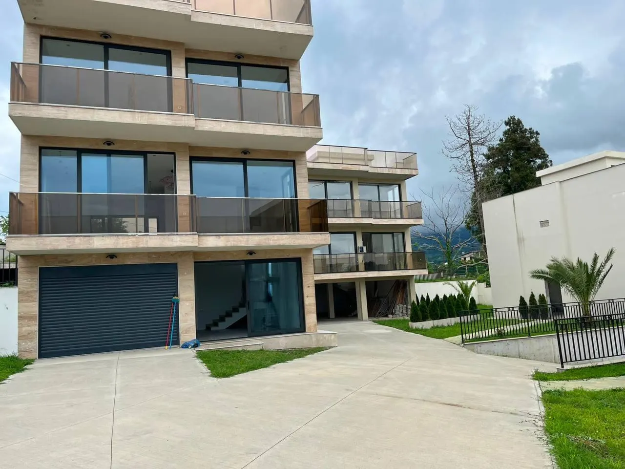 House, 4-room, 350 m²
