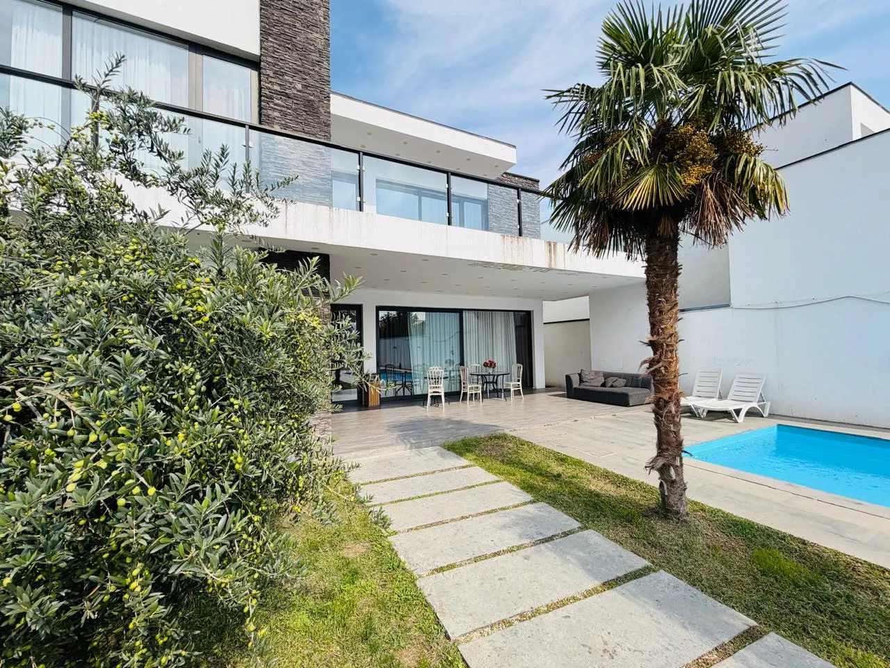House, 5-room, 250 m²