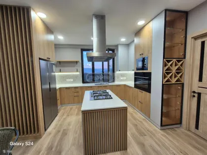 Дом, 7-комн., 240 м²