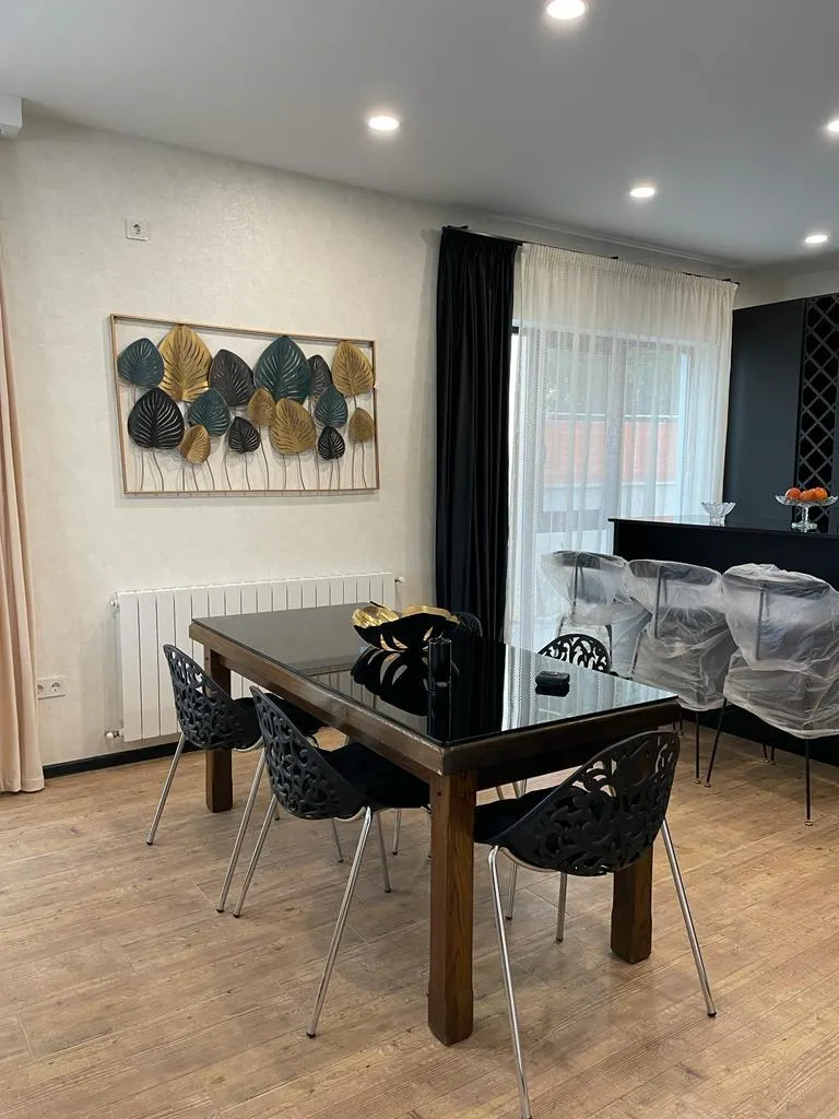 House, 5-room, 300 m²