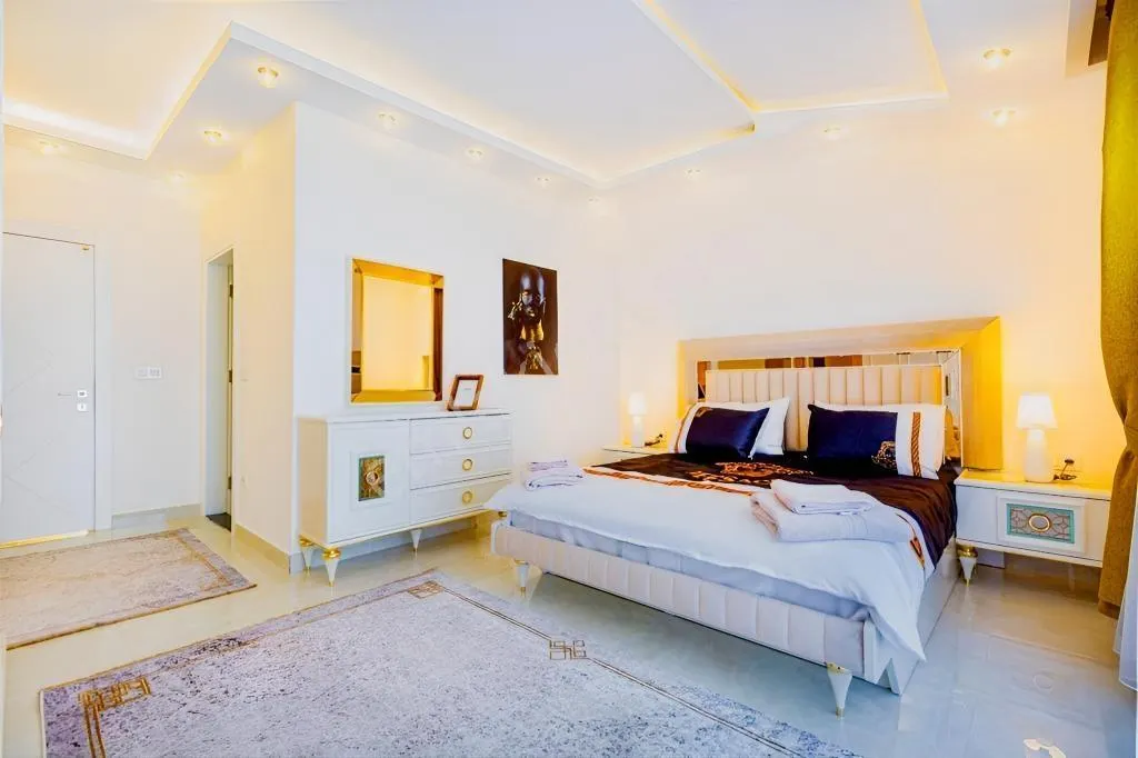 Apartment, 4-room, 200 m²