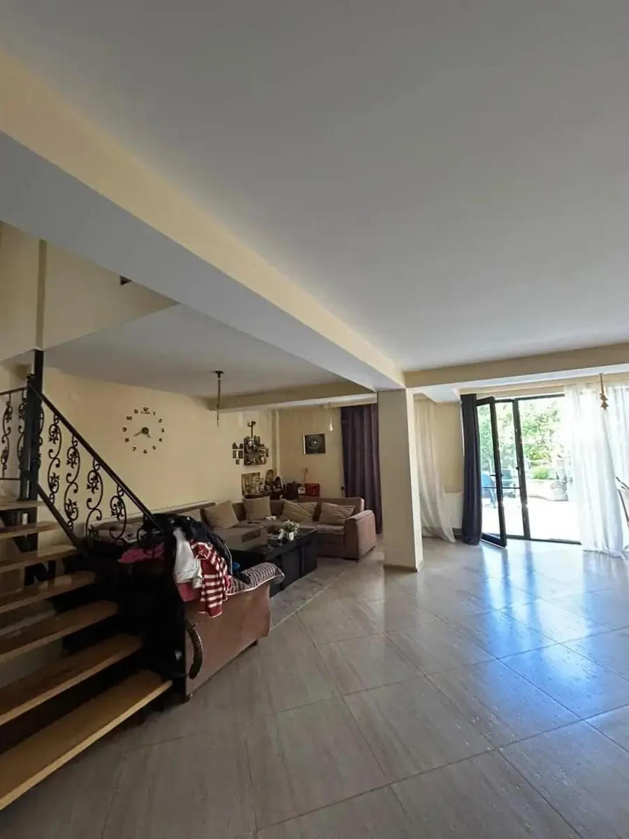 Дом, 6-комн., 220 м²