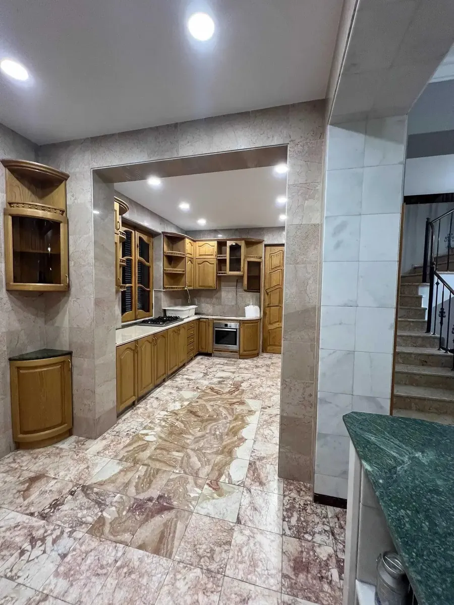 Дом, 6-комн., 550 м²