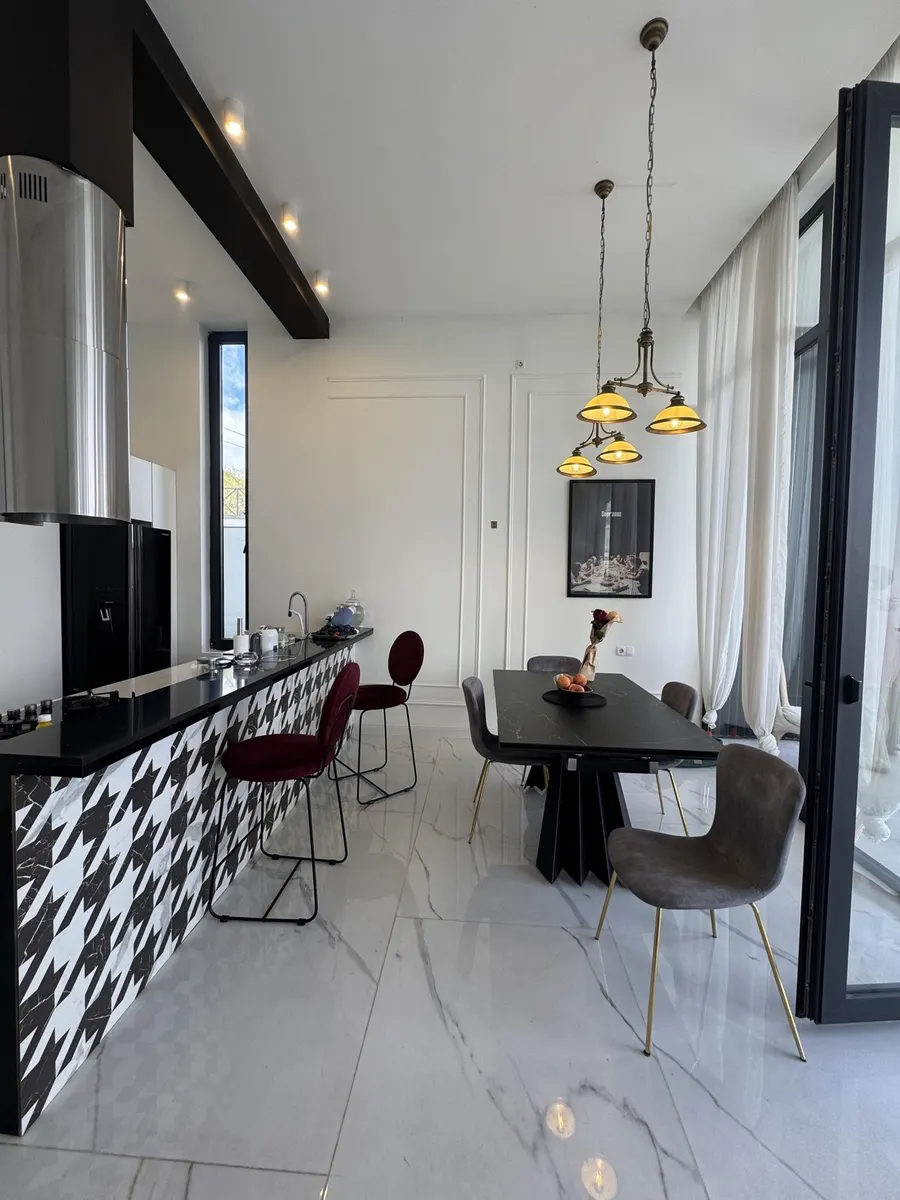 Дом, 5-комн., 600 м²