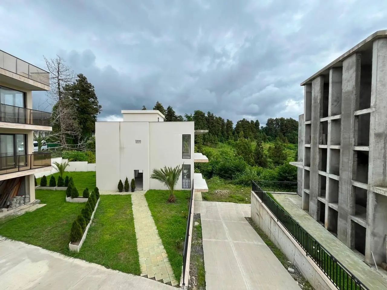 House, 4-room, 350 m²