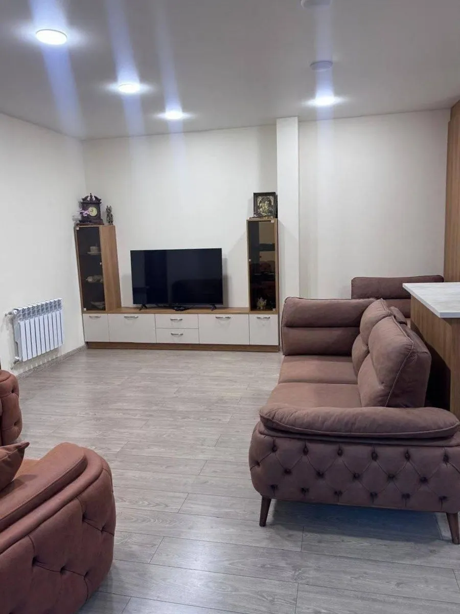 Квартира, 3-комн., 82 м²