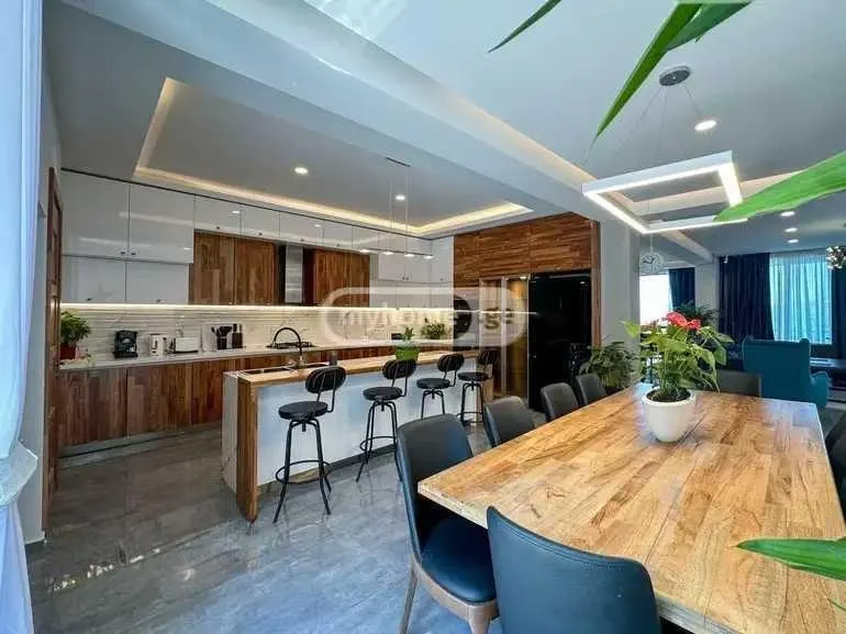 Дом, 8-комн., 312 м²