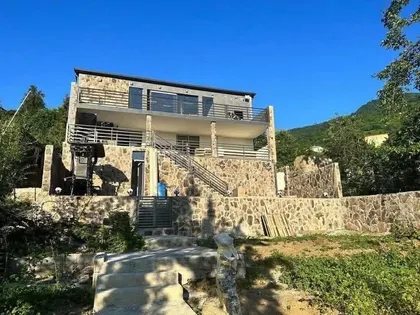 Дом, 5-комн., 250 м²