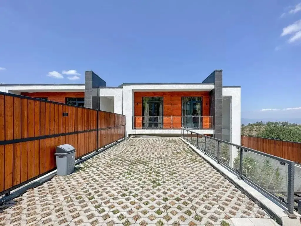 House, 9-room, 280 m²