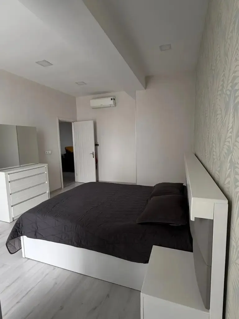 Apartment, 3-room, 90 m², Marshal Gelovani Ave, 52