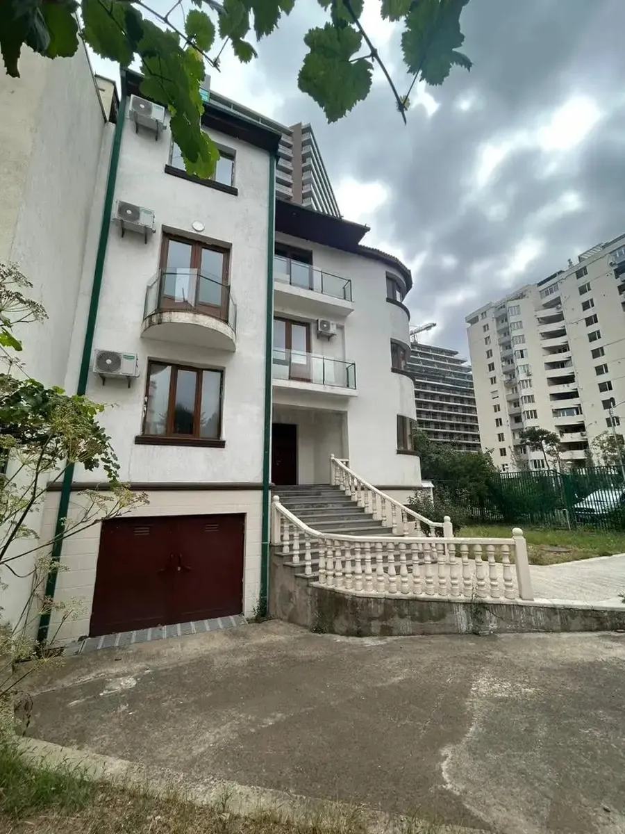 Дом, 10-комн., 700 м²