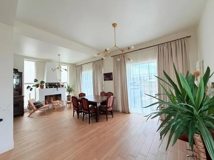 Дом, 5-комн., 205 м²