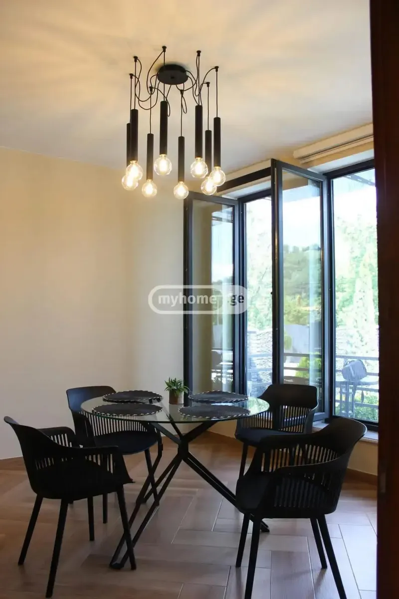 House, 5-room, 200 m²