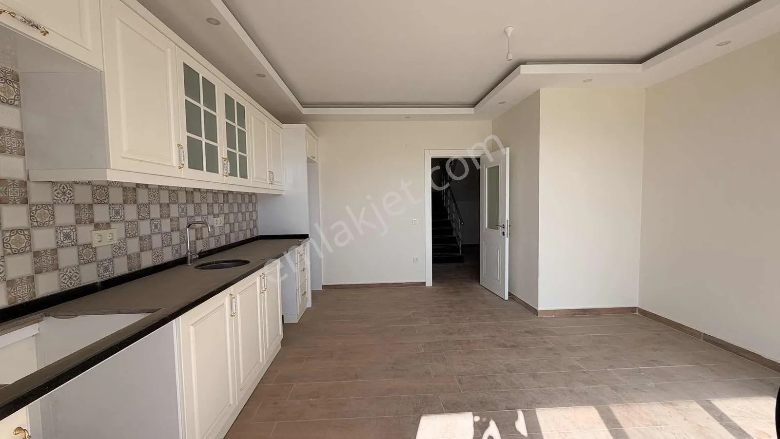 Apartment, 6-room, 300 m²