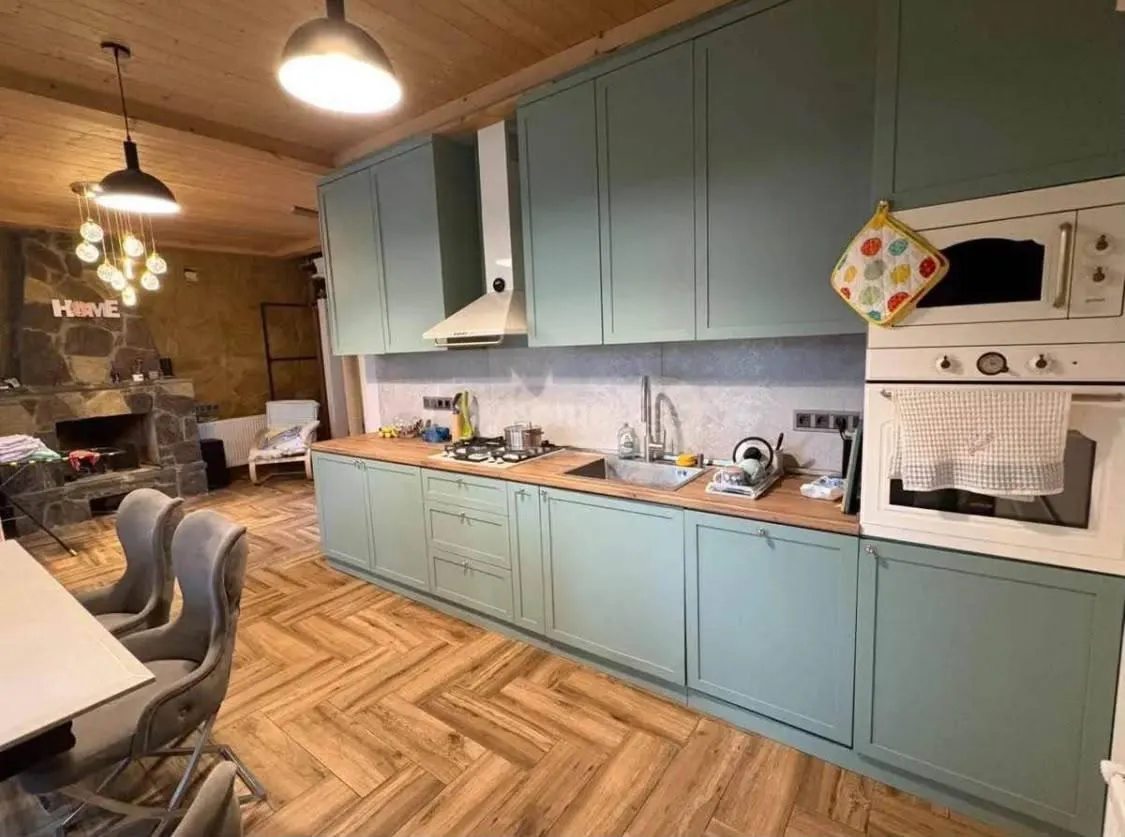 House, 4-room, 180 m²