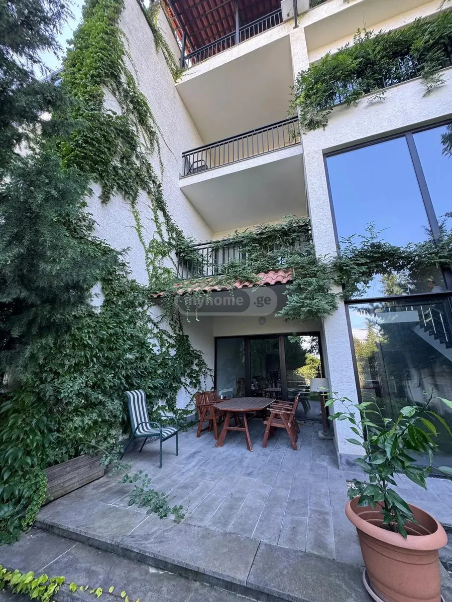 House, 5-room, 588 m²