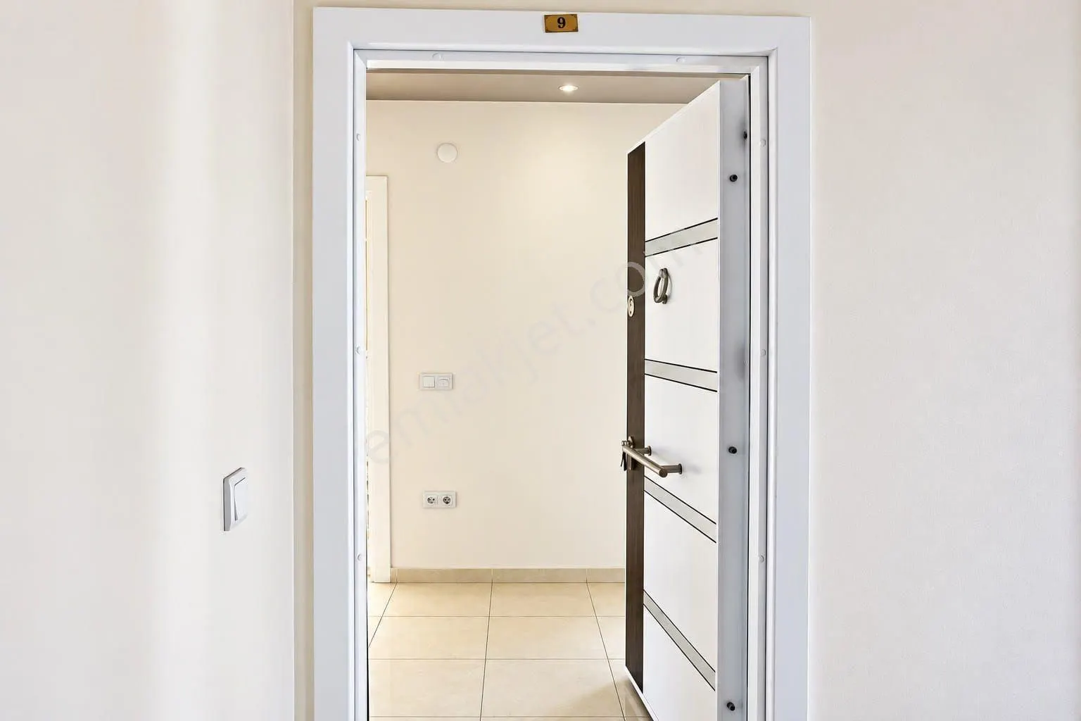Apartment, 8-room, 290 m²